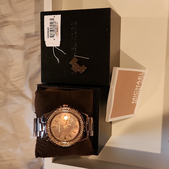 MICHAEL KORS WOMANS BROWN- lg runway watch- pearl face #5640 - Picture 1 of 7